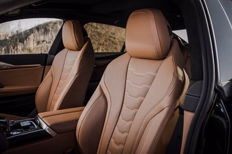Alpina cũng đã sửa đổi hệ thống treo của chiếc xe để vừa mang lại sự thoải mái trên những chuyến đi dài, vừa đảm bảo khả năng vận hành ổn định ở tốc độ cao.