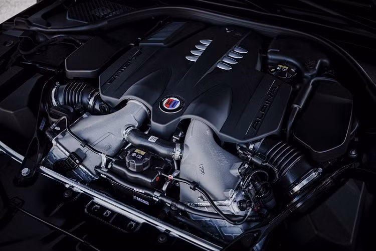 Lần đầu được giới thiệu vào tháng 3 năm ngoái, Alpina B8 Gran Coupe là phiên bản nâng cấp của 8-Series với động cơ tăng áp kép V8 4.4L của BMW cho ra công suất 612 mã lực và momen xoắn cực đại 800 Nm.