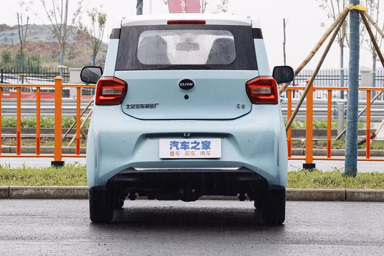 So với các đối thủ cùng phân khúc, BAW Yuanbao có kích thước lớn hơn một chút. Do đó, nội thất của mẫu ô tô điện cũng rộng rãi hơn. Bên trong mẫu xe này là nội thất 4 chỗ ngồi với ghế phối 2 màu "tông xuyệt tông" với ngoại thất.