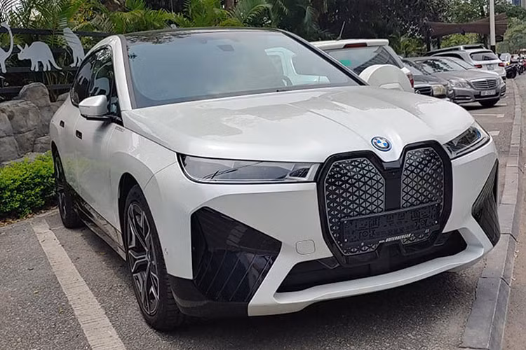 Mức giá xe BMW iX xDrive40 2022 đeo biển số Hải Phòng đầu tiên có mặt tại Việt Nam hiện vẫn là một ẩn số, tuy nhiên tại thị trường nước ngoài BMW iX chạy điện có giá bán từ 92.600 USD (khoảng 2,13 tỷ đồng).