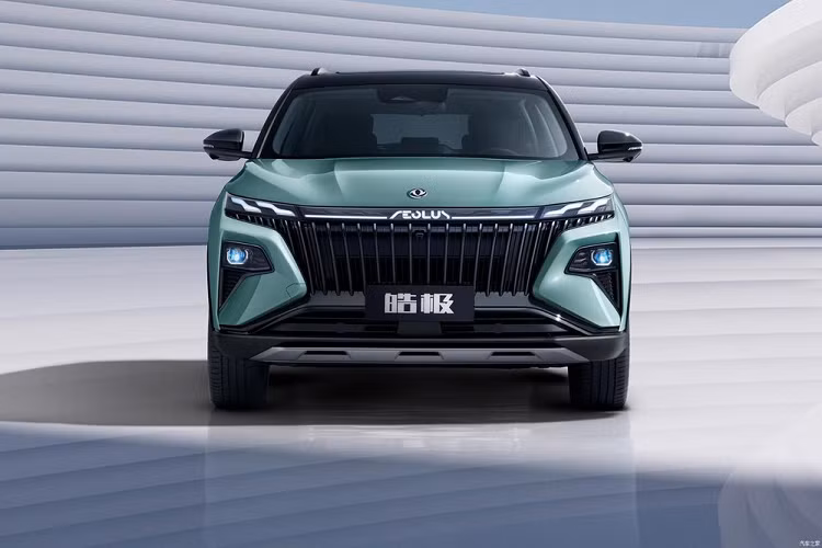 Về diện mạo, mẫu SUV mới mẻ này áp dụng thiết kế lưới tản nhiệt phía trước kiểu thác nước đổ rất nổi bật, và có thiết kế đèn pha chia đôi. Phía trên lưới tản nhiệt trung tâm có một dải đèn LED mỏng, ngăn cách ở giữa bằng logo thương hiệu, một cách sắp đặt khá thịnh hành ở Trung Quốc ngày nay. Bên cạnh đó, phần đầu xe còn có những cụm đèn trong hai hốc gió, tạo ấn tượng như con mắt sáng lên trong góc tối.