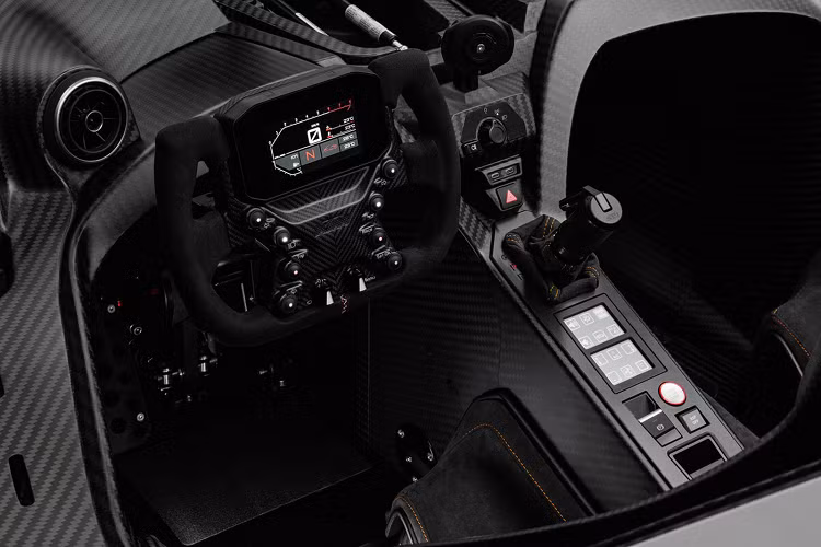 KTM X-Bow GT-XR trang bị hệ dẫn động cầu sau, tích hợp vi sai điện tử chống trượt. Xe có khả năng tăng tốc 0-100 km/h chỉ trong 3,4 giây, trước khi đạt vận tốc tối đa 280 km/h