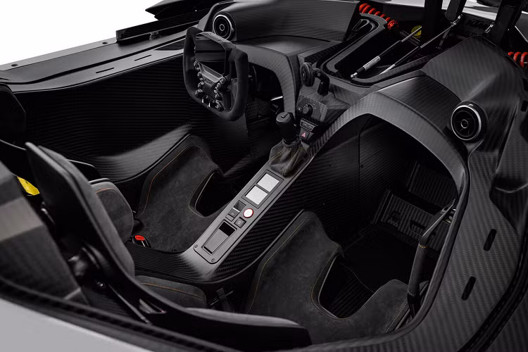 X-Bow GT-XR được trang bị tiêu chuẩn mâm thể thao OZ Racing với kích thước 19 inch ở cầu trước và 20 inch ở cầu sau. Hệ thống treo Sachs có thể thay đổi được chiều cao. Hệ thống phanh gồm đĩa bằng chất liệu carbon-ceramic và kẹp phanh nguyên khối siêu nhẹ với 8 piston, đi kèm tùy chọn khóa trung tâm.