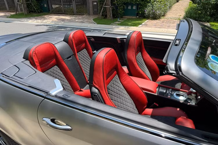 Sau nhiều tuần để lại trong showroom xe của mình để vệ sinh cũng như trưng bày, cuối cùng, ông chủ công ty nhập khẩu xe quận 5, TP.HCM cũng đã quyết định rao bán chiếc xe siêu sang mui trần Bentley Continental SuperSports Convertible đời 2011 có một không hai tại Việt Nam với mức giá trên 9 tỷ đồng.