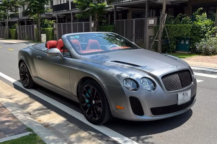 Ngoại thất chiếc xe siêu sang mui trần Bentley Continental SuperSports Convertible độc nhất Việt Nam đang được chào bán trên 9 tỷ đồng có màu xám nhám cùng la-zăng xe sơn đen và kẹp phanh màu xanh ngọc. Xe có nội thất màu đỏ rất nổi bật.