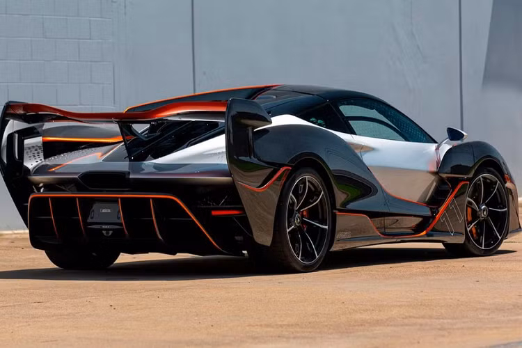 Bên trong khoang lái chiếc xe McLaren Sabre này có ghế đua carbon được bọc da Alacantar với mặt ghế tài xế hoàn thiện màu cam và ghế hành khách màu đen.