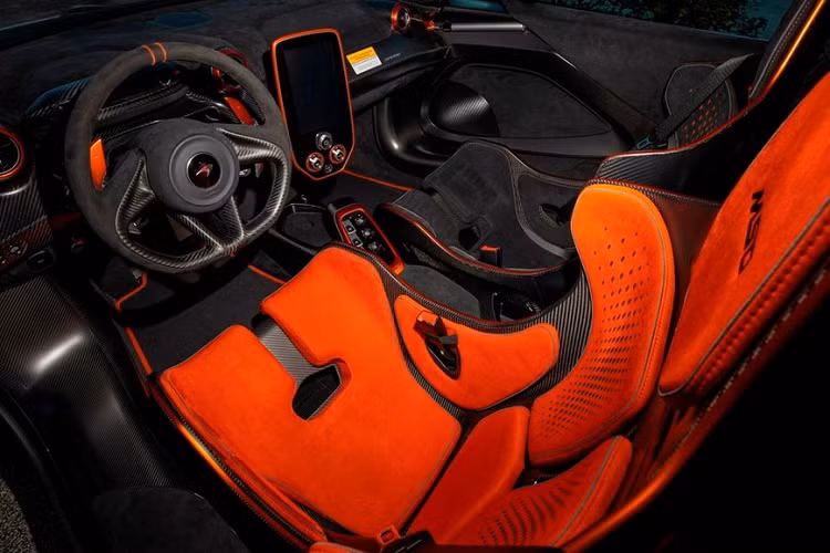 Đi cùng là mô-men xoắn cực đại của McLaren Sabre 800 Nm. Với sức mạnh này, Sabre có thể đạt tốc độ tối đa lên đến 351 km/h.