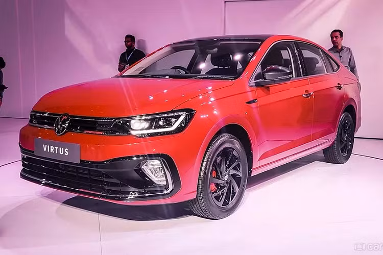 Vào hồi tháng 3 năm nay, Volkswagen đã giới thiệu mẫu sedan cỡ B giá rẻ mới mang tên Virtus ở thị trường Ấn Độ. Mãi đến nay, giá xe Volkswagen Virtus 2022 mới được công bố. Theo đó, ở thị trường Ấn Độ, mẫu xe này có tổng cộng 4 phiên bản, bao gồm Comfortline, Highline, Topline và GT, cùng giá bán dao động từ 1,121 - 1,792 triệu Rupee (khoảng 332 - 530 triệu đồng).