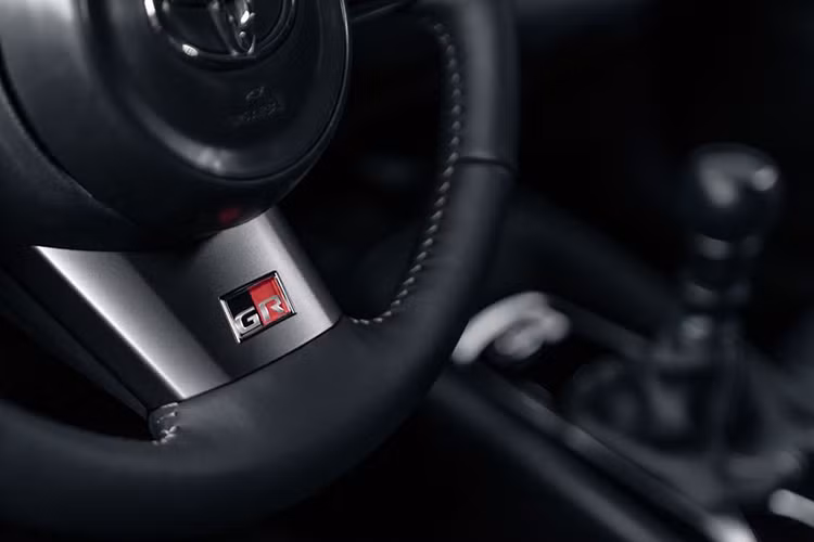 So với phiên bản tiêu chuẩn, Toyota GR Corolla Morizo Edition 2023 ngầu hơn qua tùy chọn màu sơn đen nhám. Tiếp đến là mui xe bằng sợi carbon, kẹp phanh GR màu đỏ, nắp capo có lỗ thông hơi,...