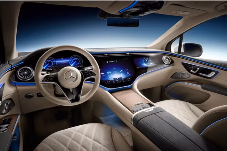 Trong đó, nội thất của Mercedes-Benz EQS SUV hạng sang là đáng chú ý nhất, với màn hình Hyperscreen khổng lồ 56 inch kết hợp 3 màn hình chạy ngang trên các cấu hình cao (bản thường chỉ dùng 2 màn đơn cỡ lớn giống S-Class) và khoang để đồ khá rộng rãi giữa hàng ghế trước.