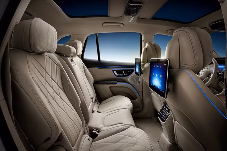 Những chi tiết kể trên đều tương tự với EQS, điểm khác rõ nhất chỉ là việc EQS SUV có thể có thêm hàng ghế thứ 3 (đây là một tùy chọn chứ không phải mặc định).
