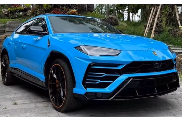 Xe có tùy chọn carbon cao nhất và hàng ghế sau là kiểu tiêu chuẩn với 3 ghế ngồi, ghế giữa khi không sử dụng có thể được hạ xuống để làm bệ tỳ tay và hộc đựng cốc. Xe cũng có thêm 2 màn hình giải trí cho hàng ghế sau. 