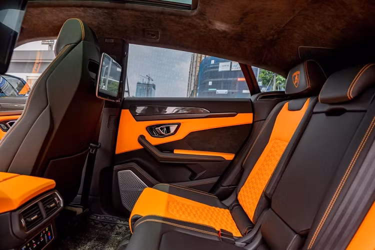 Được biết, chiếc siêu SUV Lamborghini Urus mới được một "ông chú" U60 mua về để trải nghiệm từng được rao bán trên 23,5 tỷ đồng, đây là 1 trong 2 xe Lamborghini Urus có sẵn để tìm khách tại Việt Nam. Dù xe đã trải qua 1 đời chủ nhưng rất ít khi được cho ra đường, chính vì thế, số đồng hồ công tơ mét của xe chỉ mới lăn bánh chưa quá 200 km.