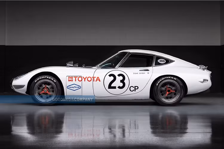 Cụ thể, chiếc đời năm 1967 này không chỉ là chiếc Toyota 2000GT đầu tiên được đánh số seri mà còn là một trong ba chiếc được huyền thoại Shelby chuẩn bị cho giải đua SCCA.