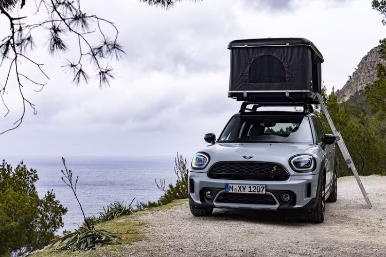 Mini cũng đã tạo ra một chiếc lều mái che cho Cooper S Countryman ALL4 với sự cộng tác của Autohome. Chiếc lều này được đặt trong một chiếc hộp đen bóng bẩy và chỉ mất vài giây để dựng lên. Trên thực tế, tất cả những gì bạn phải làm là mở khóa hộp ở phía trước và phía sau, sau đó ấn nút để bơm khí tự động vào lều.
