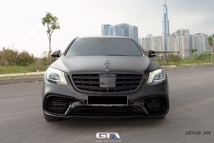 Đặc biệt, bản độ Mercedes-Benz S400 thế hệ w221 là một trong những mẫu xe đầu tiên được trang bị hệ thống treo thích ứng Magic Body Control bao gồm một camera gắn ở kính chiếu hậu trung tâm, liên tục rà soát bề mặt đường phía trước xe.