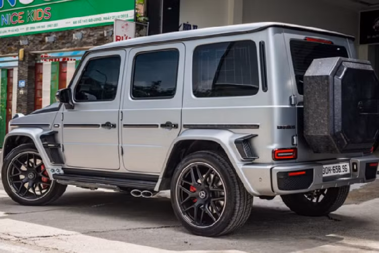Mẫu SUV địa hình này sở hữu kích thước lần lượt là 4.725 x 1.931 x 1.969 mm (DxRxC), trục cơ sở dài 2.890 mm. Chiếc G63 này được trang bị bộ bodykit thân rộng tới từ hàng độ Brabus mang tên G800 Widestar. Phía đầu xe có cản trước mới với 3 hốc gió kích thước lớn hơn nhằm tăng khả năng làm mát, tích hợp thêm dải LED ban ngày.