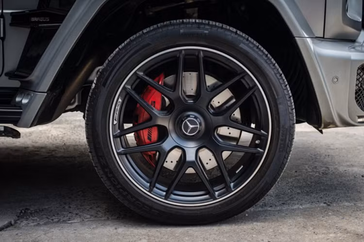 Nhiều chi tiết được ốp carbon như ốp cánh cửa, cụm điều khiển trung tâm, ốp viền màn hình. Một số trang bị khác bao gồm màn hình đôi kích thước 12,3 inch ở bảng táp-lô, ô cửa gió điều hoà kiểu tuabin, đèn viền nội thất 64 màu, loa Burmester, điều hòa tự động ba vùng, cửa sổ trời,…