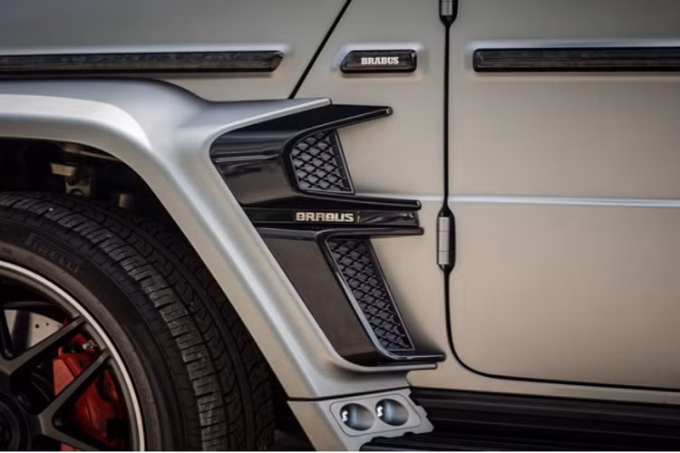 Mercedes-AMG G63 sử dụng động cơ V8, 4 lít tăng áp kép, sản sinh 577 mã lực và mô-men xoắn 850 Nm. Kết hợp hộp số tự động 9 cấp. G 63 có thể tăng tốc 0-100 km/h trong 4,5 giây và tốc độ tối đa lên tới 210 km/h. Mức giá xe Mercedes-AMG G63 độ Brabus 800 này hiện khoảng hơn 13 tỷ ở Hà Nội.