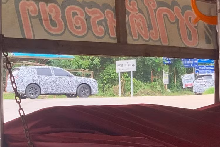 Vào tháng 7 vừa qua, mẫu xe Honda CR-V thế hệ thứ 6 đã được trình làng với thiết kế bắt mắt và giá bán tại nước ngoài chỉ từ 26.800 đô la, tương đương hơn 600 triệu đồng đã nhận được nhiều sự quan tâm của giới truyền thông Đông Nam Á. Sau 2 tháng vén màn trên thế giới, mới đây, mẫu SUV Honda CR-V 2023 đã bị bắt gặp lăn bánh tại Thái Lan.