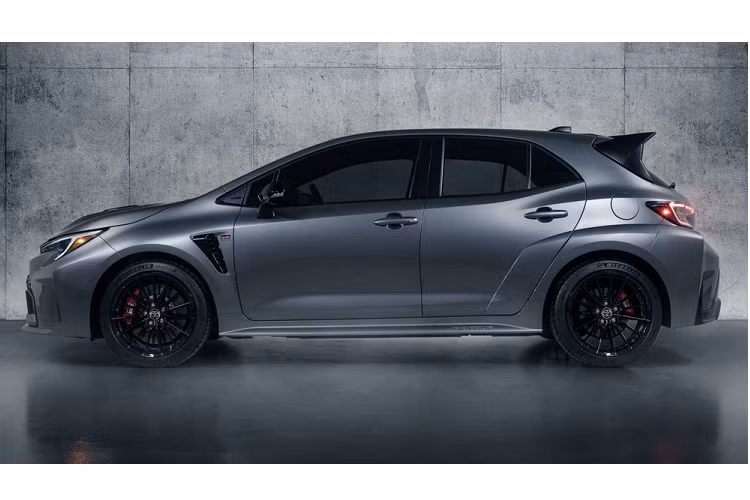 Bơm sức mạnh cho xe Toyota GR Corolla 2023 là động cơ 3 xi-lanh, DOHC, tăng áp, dung tích 1.6 lít, sản sinh công suất tối đa 300 mã lực tại tua máy 6.500 vòng/phút và mô-men xoắn cực đại 370 Nm tại dải tua máy 3.000 - 5.500 vòng/phút.