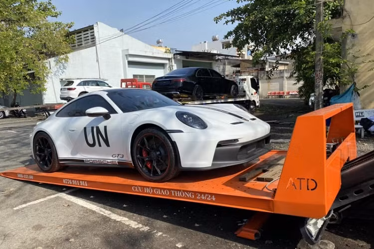 Phần cản trước được cắt xẻ sâu hơn vào bên trong với lưới tản nhiệt cỡ lớn, nhằm đưa luồng khí đi qua hai khe thoát gió nhỏ trên nắp ca-pô, giúp tăng lực ép của xe xuống mặt đường. Porsche 911 GT3 2022 được trang bị bộ mâm năm chấu kép sơn đen với phần viền màu đỏ, đi kèm hệ thống phanh hiệu suất cao màu đỏ nổi bật.