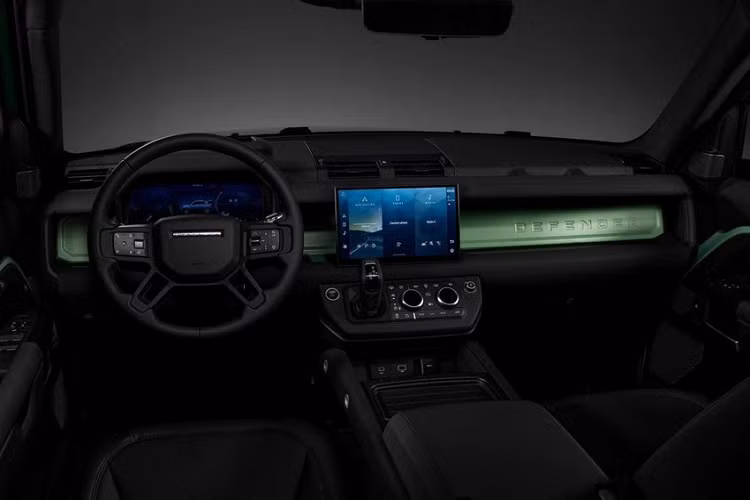 Nhìn vào ngoại thất mẫu xe SUV Land Rover Defender 75th Limited Edition đã thấy ngay sự mát mắt khi ánh mắt đi đến bất cứ đâu cũng thấy màu xanh Grasmere, thậm chí, hãng xe Land Rover còn kéo dài màu xanh độc quyền này của Defender 75th Limited Edition đến các bánh xe cũng như bên trong cabin cho bảng điều khiển và mặt cửa.