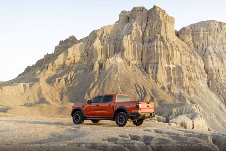 Tại Thái Lan, xe bán tải Ford Ranger Raptor 2023 được phân phối với cả bản động cơ V6 3.0L, vì vậy, có khả năng nếu mẫu xe này có cơ hội về Việt Nam thì cũng sẽ nhận được bản động cơ mạnh mẽ này.
