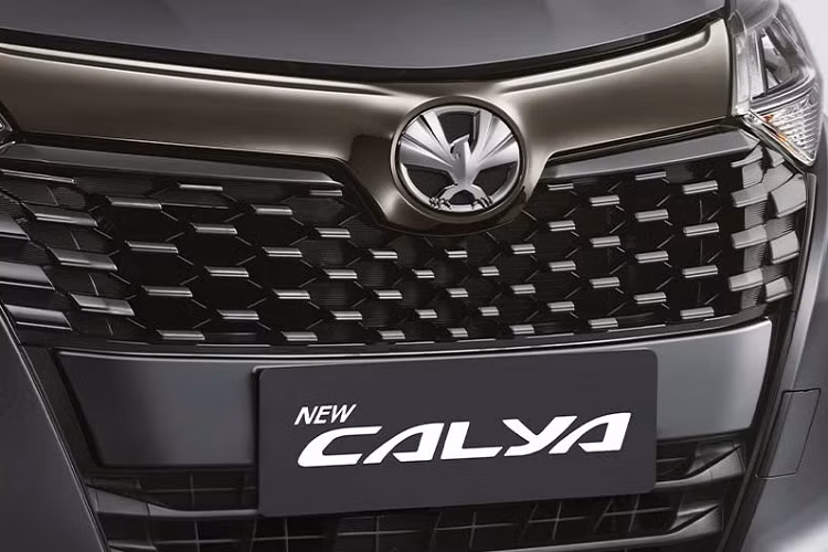 So với phiên bản cũ, Toyota Calya 2022 7 chỗ chỉ thay đổi nhẹ về thiết kế ngoại thất. Theo đó, mẫu MPV giá rẻ này được trang bị lưới tản nhiệt mới với những mắt lưới đa điểm mạ crôm thay vì nan nằm ngang như phiên bản cũ.