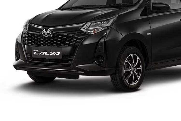 So với 2 người anh em Avanza và Veloz thế hệ mới, Toyota Calya 2022 có kích thước nhỏ hơn nhiều. Cụ thể, xe sở hữu chiều dài 4.070 mm, chiều rộng 1.655 mm, chiều cao 1.600 mm cùng chiều dài cơ sở chỉ 2.525 mm. So với Toyota Veloz mới, mẫu MPV này ngắn hơn 405 mm, hẹp hơn 95 mm, thấp hơn 45 mm và chiều dài cơ sở kém 225 mm. Thậm chí, kích thước của Calya chỉ ngang ngửa những mẫu SUV hạng A như Toyota Raize.