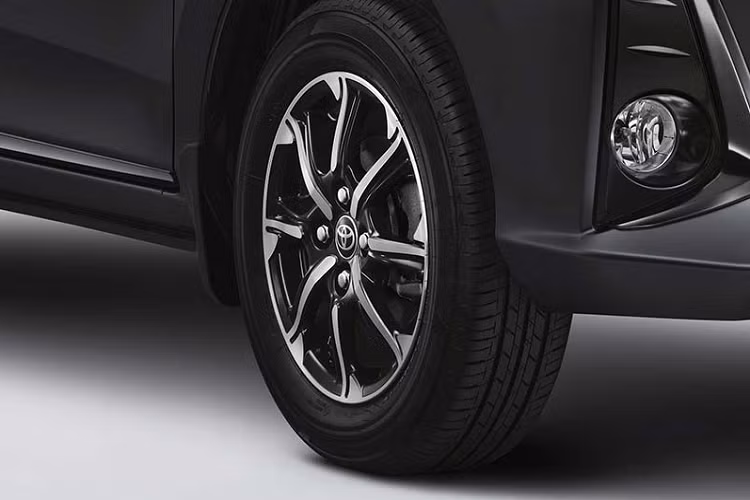 Tiến vào bên trong Toyota Calya 2022, người lái sẽ bắt gặp mặt táp-lô phối 2 màu nâu - đen mới, gợi liên tưởng đến Nissan Livina. Ngoài ra, mẫu MPV 7 chỗ này còn có thêm camera lùi và hệ thống kết nối với điện thoại thông minh trên bản G cao cấp. Màn hình thông tin giải trí dạng cảm ứng và vô lăng tích hợp phím chức năng cũng chỉ dành cho bản cao cấp. Trong khi đó, bản thấp có thêm hệ thống kết nối Bluetooth và chỉ dùng đầu 2-DIN cũng như cổng USB.