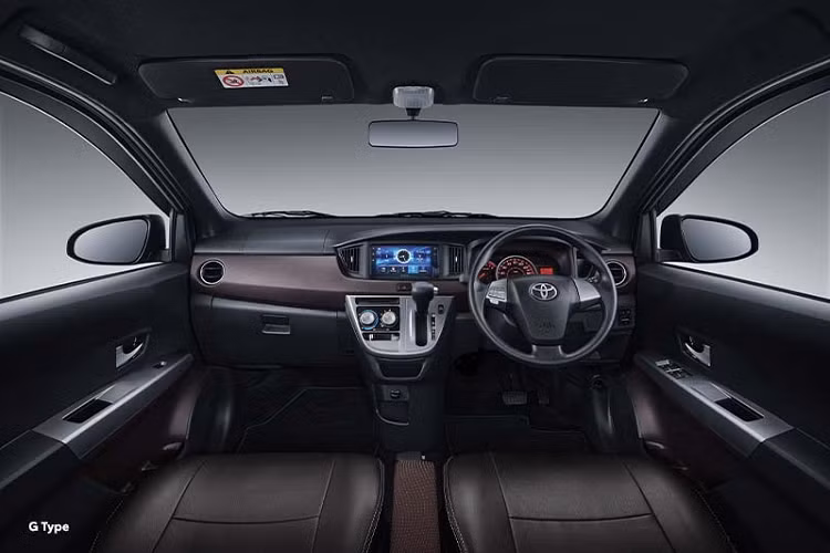 Trừ những thay đổi trên, Toyota Calya 2022 vẫn giữ nguyên trang bị như cũ, bao gồm màn hình đa thông tin trong bảng đồng hồ, hàng ghế giữa gập 60:40, điều hòa chỉnh tay với cửa gió điều hòa cho hàng ghế sau, 4 cửa sổ chỉnh điện, phanh đĩa thông khí phía trước, phanh tang trống đằng sau, 2 túi khí, hệ thống chống bó cứng phanh ABS, phân bổ lực phanh điện tử EBD và cảm biến lùi.