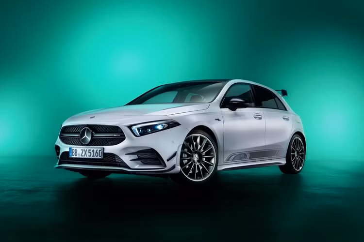 Đầu tiên trên Mercedes-AMG A35 và CLA35 Edition là gói trang bị AMG Aerodynamics Package với các chi tiết tối ưu khí động học như bộ chia gió trước, cánh gió sau và cánh khuếch tán gió phía sau kiểu lưỡi dao.