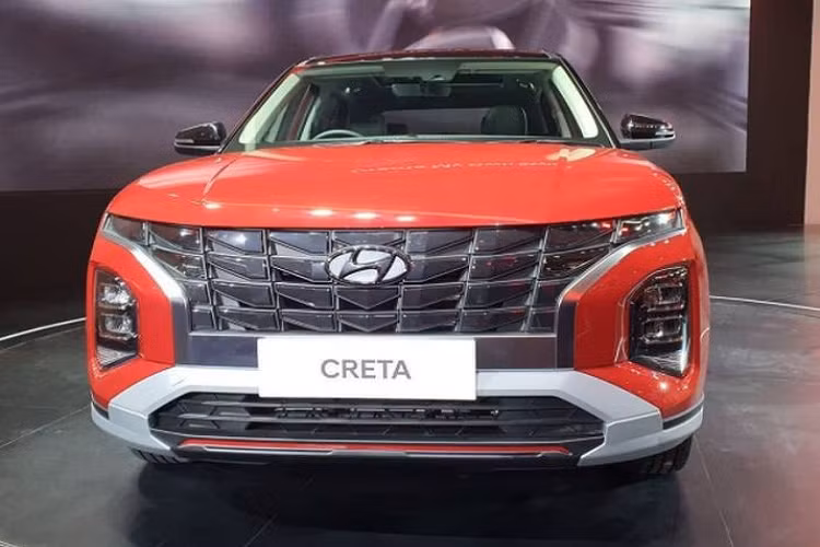 Việc bán song song hai mẫu xe cùng kích thước, cùng tầm giá theo các chuyên gia là rất khó. Hyundai Kona đã có mặt trên thị trường Việt Nam từ năm 2018 nhưng mẫu xe này chưa từng được hãng nâng cấp, thêm vào đó là sự xuất hiện của Kia Seltos càng khiến vị trí của mẫu xe này “lung lay”.