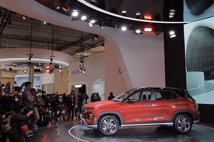 Hyundai Creta 2022 có thiết kế được ví như phiên bản thu nhỏ của Tucson thế hệ mới với lưới tản nhiệt không viền sơn màu đen, tích hợp dải đèn LED định vị ban ngày với thiết kế hình học mang tên “Parametric Hidden Lights”. Cụm đèn pha và đèn sương mù tích hợp thành một khối và được đặt thấp hơn, ngay phía trên cản va trước. Mặt ca-lăng sử dụng nhiều điểm nhấn màu bạc như đường viền lưới tản nhiệt và đường viền hốc hút gió trung tâm.