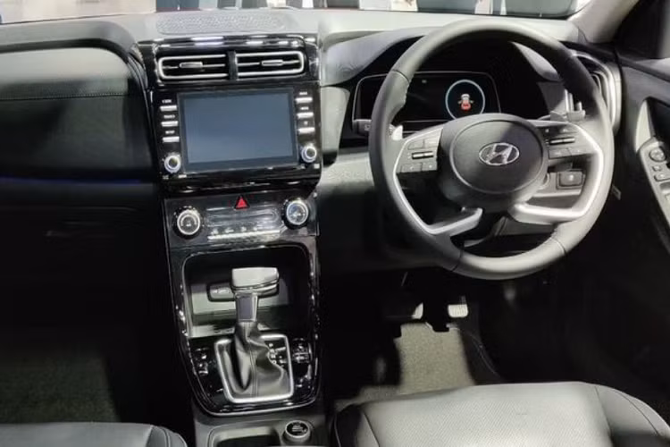Tại thị trường Indonesia, chiếc SUV cỡ B được bổ sung nhiều trang bị giống trên Tucson thế hệ mới, bao gồm: vô lăng 4 chấu, màn hình thông tin giải trí 8 inch tích hợp gọn gàng vào bảng điều khiển trung tâm, màn hình đa thông tin 10,25 inch sau vô lăng, hệ thống âm thanh Bose 8 loa, cửa sổ trời toàn cảnh Panorama và tính năng khởi động/ngắt máy từ xa thông qua ứng dụng Hyundai BlueLink trên điện thoại thông minh.