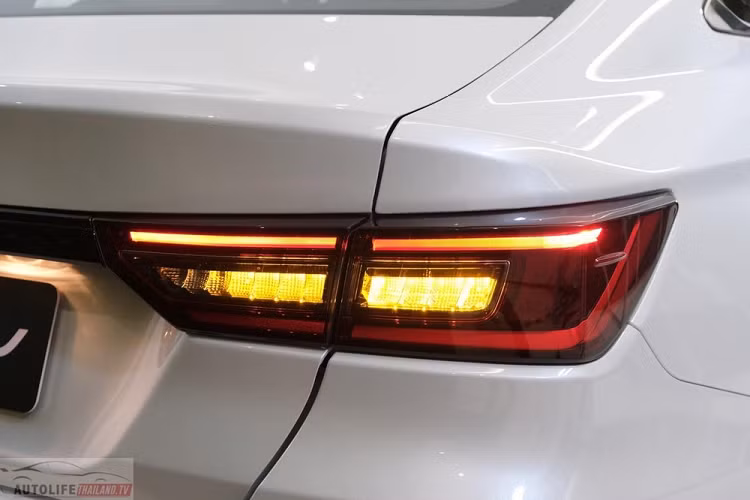 Ngoài ra, xe còn được trang bị lưới tản nhiệt cỡ lớn, sơn màu đen bóng và 2 khe gió nằm dọc ở góc cản trước. Thiết kế lưới tản nhiệt này cũng gợi liên tưởng đến các mẫu xe Toyota đời mới như Camry, Corolla Altis hay Avanza Premio. 