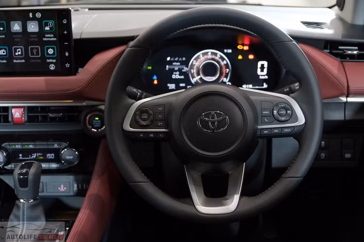 Hệ thống thông tin giải trí của Toyota Vios 2023 bản Premium Luxury dùng màn hình cảm ứng 9 inch đặt nổi trên mặt táp-lô. Màn hình này bị đánh giá là có thiết kế giống xe Honda đời mới như Civic hay CR-V. Màn hình hỗ trợ kết nối với điện thoại thông minh qua Apple CarPlay và Android Auto. 