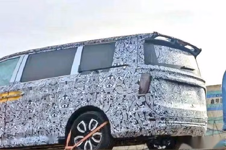 Nhìn chung, thiết kế bên sườn của xe khá vuông vắn trong khi khu vực hình tam giác ở cột A hứa hẹn sẽ giúp giảm điểm mù cho người lái. Đằng sau, mẫu MPV này đi kèm cụm đèn hậu nằm dọc, nối liền với nhau bằng dải đèn ở giữa. Ở trên dải đèn này còn có nẹp mạ crôm khiến phần đuôi xe trông rộng hơn. Ngoài ra, xe còn có cánh gió mui khá lớn.Bên trong mẫu MPV mới của thương hiệu Hồng Kỳ là không gian nội thất rộng rãi với cấu hình ghế 2+2+3 chỗ ngồi.