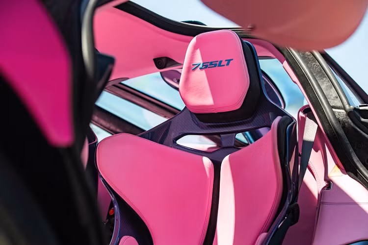 Cụ thể, cung cấp sức mạnh cho McLaren 765LT hàng hiếm này là khối động cơ tăng áp kép V8 mạnh 755 mã lực, cho khả năng tăng tốc từ 0 - 100 km/h trong 2,8 giây, đạt tốc độ tối đa 330 km/h.