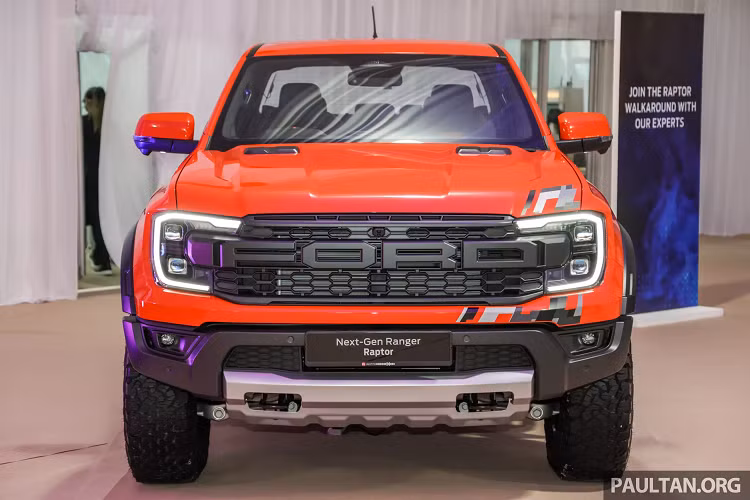 Ngoài ra Raptor mới còn có hệ thống chống lag khi ở chế độ Baja, sau khi nhả chân ga thì hệ thống này sẽ giữ cho bộ tăng áp quay liên tục trong tối đa 3 giây nhằm giúp động cơ nhanh nhạy hơn khi người lái quay lại nhấn chân ga.