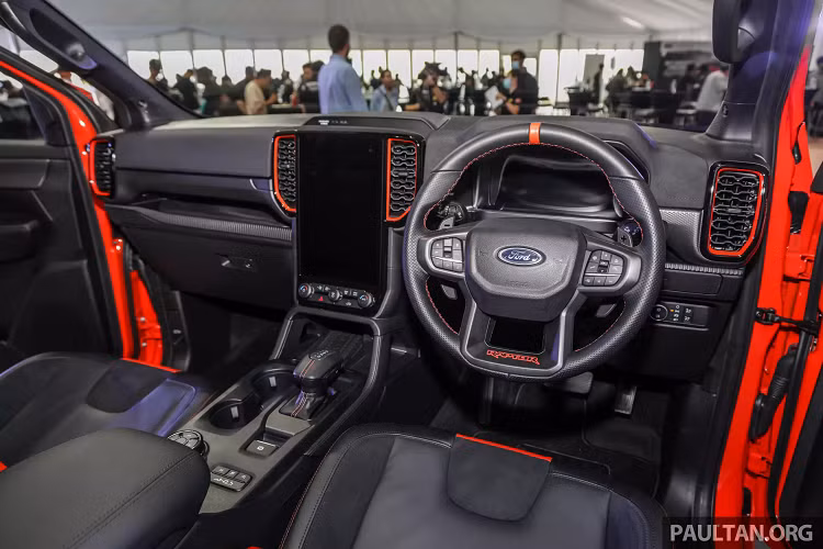 Khác với các thị trường khác, Ford Ranger Raptor 2022 ra mắt tại Malaysia có thêm logo "10 SPEED"ở thùng xe, biểu trưng cho hộp số tự động 10 cấp SelectShift
