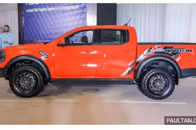 Giờ đây Ranger Raptor 2022 đã có chiều dài 5.381 mm, rộng 2.028 mm, cao 1.922 mm với chiều dài cơ sở 3.270 mm và khoảng sáng gầm 272 mm. Đối với off-road, nó có góc tiếp cận 32 độ và góc khởi hành lên đến 27 độ. Độ sâu lội nước của Raptor lên tới 800 mm và trọng lượng của xe đạt 2.430 kg. Khung gầm của Raptor cũng đã được cải tiến với cấu trúc được gia cố chắc chắn hơn, các thanh điều khiển trên và dưới làm bằng nhôm nhẹ.
