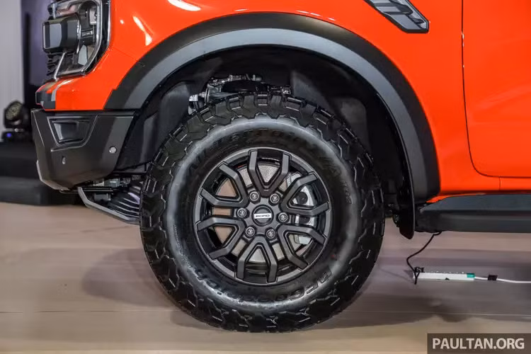Về ngoại hình, Ranger Raptor 2022 sở hữu lối thiết kế hầm hố hơn thế hệ trước, với đầu xe được trang bị đèn pha Matrix LED đi kèm cụm đèn định vị LED chạy dạng chữ C. Lưới tản nhiệt trung tâm cỡ lớn với chữ Ford to bản làm điểm nhấn.