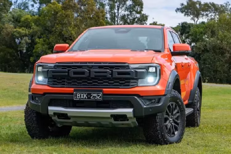 Nổi bật nhất trên Ford Ranger Raptor 2022 là động cơ xăng V6 3.0L tăng áp kép, sản sinh công suất lên đến 391 mã lực tại 5.650 vòng/phút và mô-men xoắn 583 Nm tại 3.500 vòng/phút, biến nó trở thành mẫu Ranger Raptor mạnh nhất. Sức mạnh trên được truyền xuống 4 bánh xe thông qua hộp số tự động 10 cấp SelectShift đã được sửa đổi.