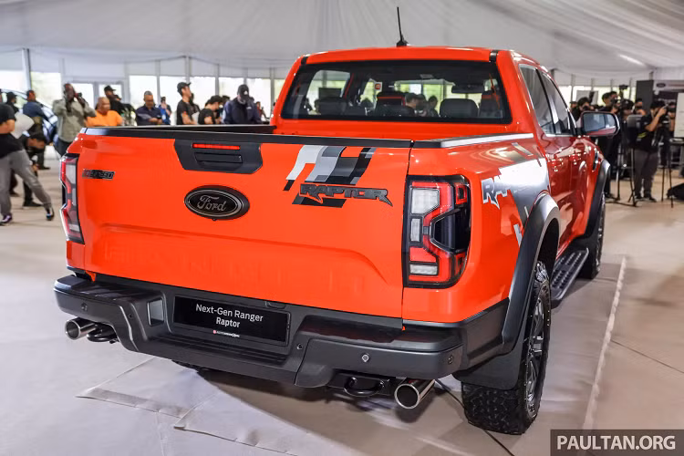 Các tính năng an toàn trên Ranger Raptor 2022 bao gồm 7 túi khí, hỗ trợ tránh va chạm trước, hỗ trợ đánh lái tránh va chạm, hỗ trợ phanh khi lùi, cảnh báo điểm mù, hệ thống giữ làn đường với tính năng phát hiện mép đường, căn giữa làn đường, điều khiển hành trình thích ứng…
