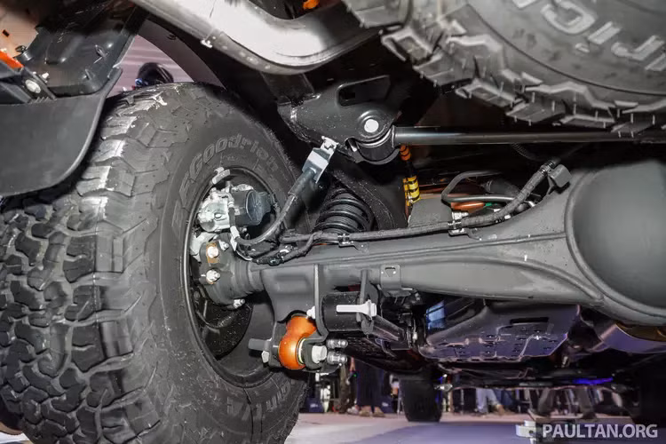 Ranger Raptor được trang bị bộ la-zăng hợp kim 17 inch đi kèm lốp địa hình 285/70 R17 BF Goodrich KO2. Cả hai gương chiếu hậu đều được trang bị camera và đèn xi-nhan, trong khi đèn hậu mới có tích hợp radar điểm mù. Raptor mới còn nổi bật với đầu ống xả kép thùng chở hàng sau có sẵn cổng điện 12V và ổ cắm ba chân 230V.