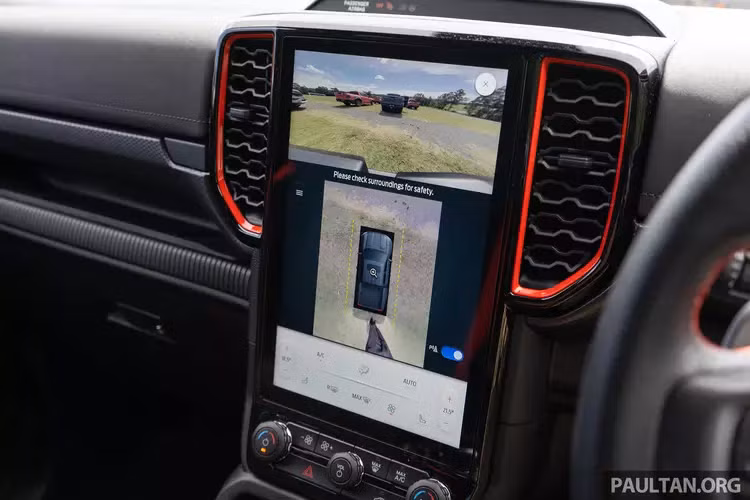 Các tính năng tiêu chuẩn bao gồm đế sạc không dây, Apple CarPlay và Android Auto, camera 360 độ, đèn xung quanh, 4 cổng USB và đáng chú ý nhất là Hệ thống âm thanh Bang &amp; Olufsen.