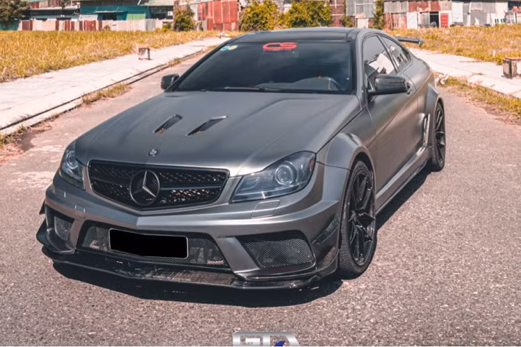 Do nhu cầu quá lớn từ người tiêu dùng Mercedes-Benz đã tăng lượng xe xuất xưởng lên 800 chiếc và Mercedes-AMG C63 Coupe Black Series cũng rất nhanh chóng được bán hết trên thị trường thế giới.