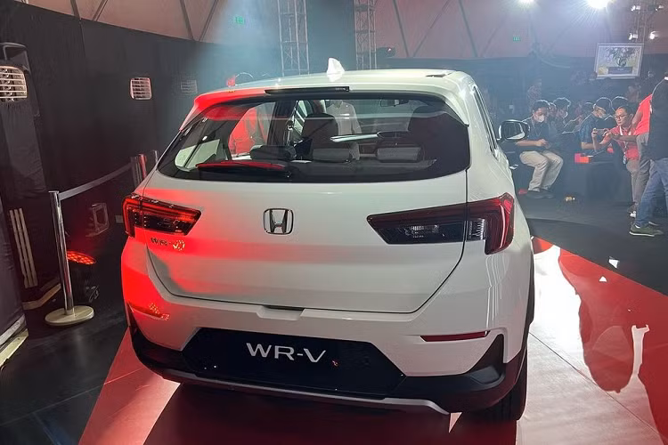 Nhờ đó, mẫu SUV hạng A này có những tính năng an toàn hấp dẫn hơn như phanh giảm thiểu va chạm CMBS, hỗ trợ giữ làn đường LKAS, giảm thiểu lệch làn đường RDM, đèn pha tự động, hệ thống kiểm soát hành trình thích ứng và cảnh báo khi phương tiện phía trước khởi hành.
